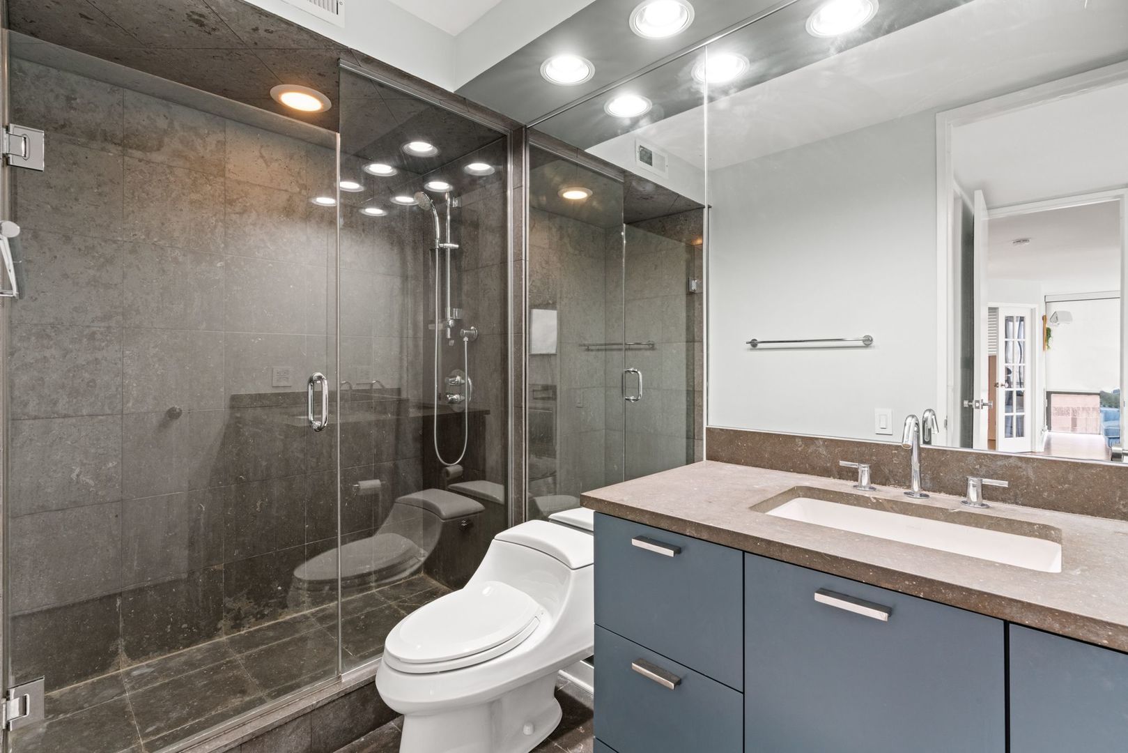 345 W Fullerton Parkway Unit: 2106