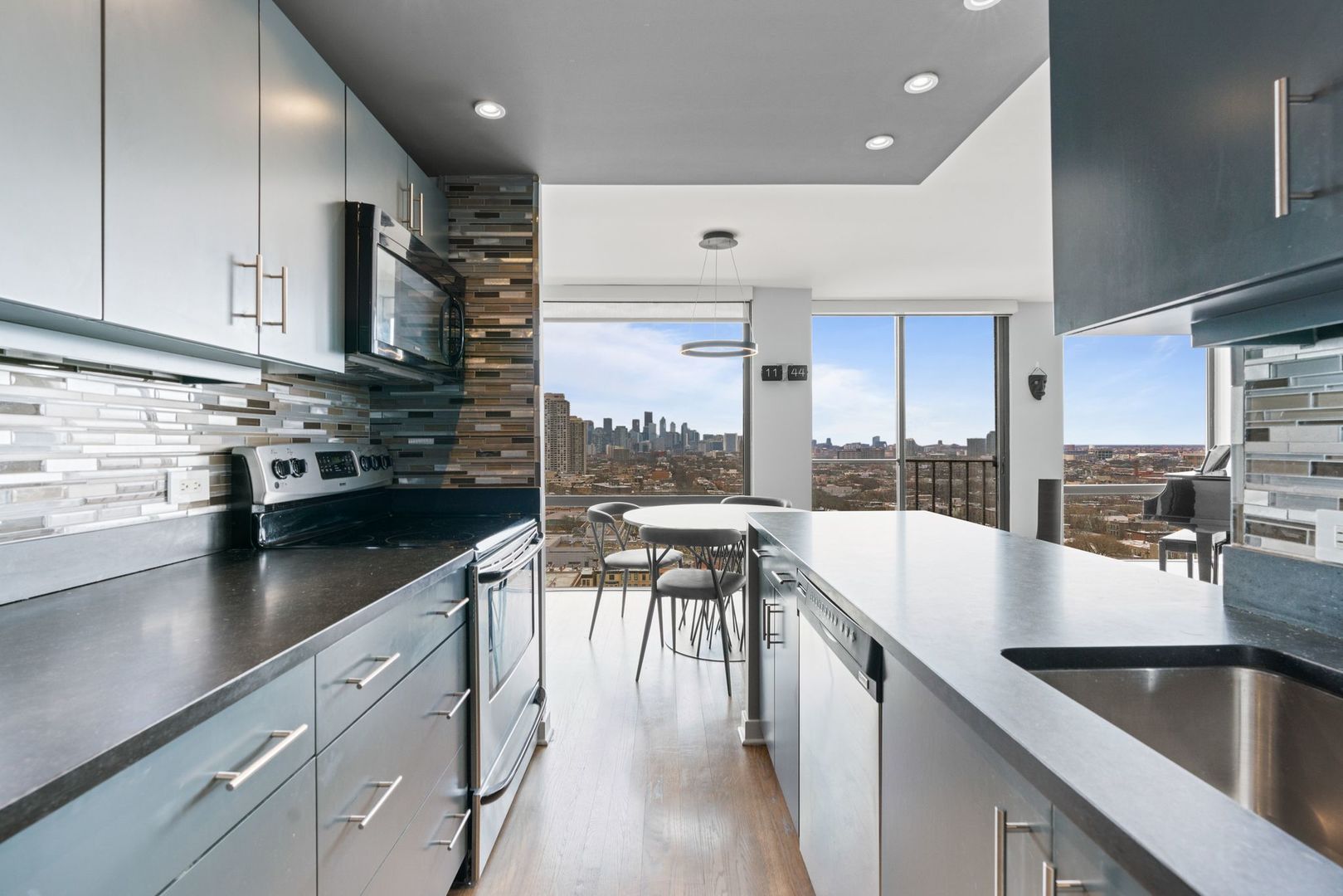 345 W Fullerton Parkway Unit: 2106