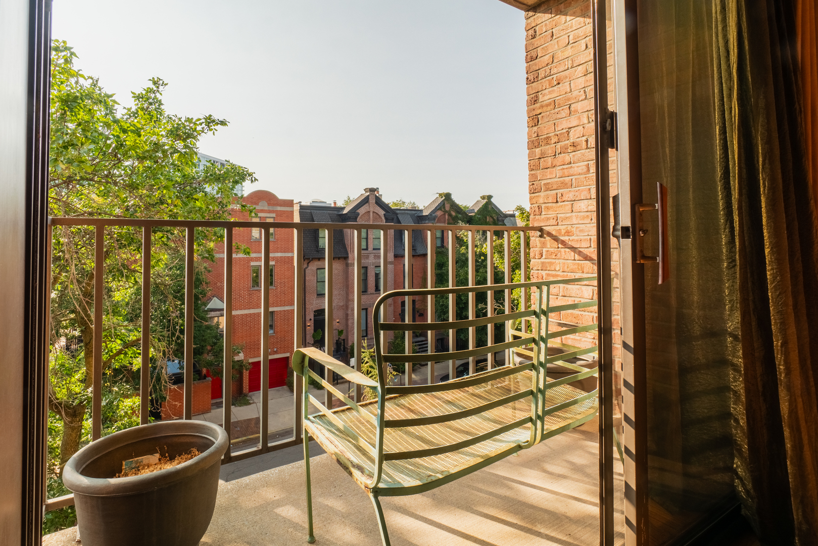 2333 N Geneva Terrace Unit: 4A