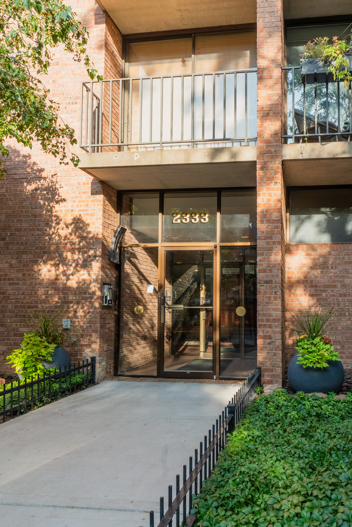 2333 N Geneva Terrace Unit: 4A