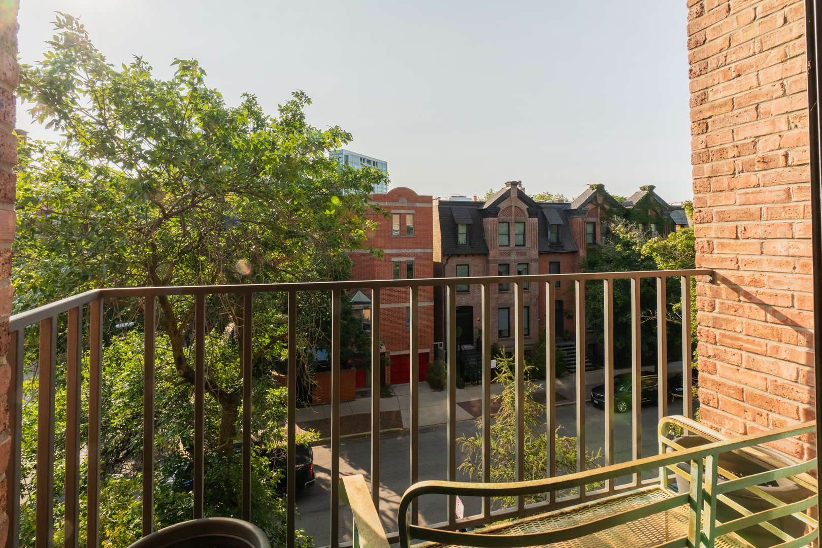 2333 N Geneva Terrace Unit: 4A