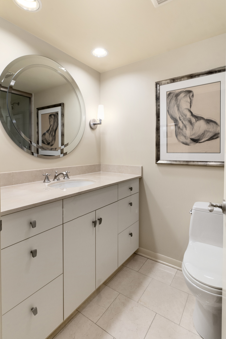 2333 N Geneva Terrace Unit: 4A