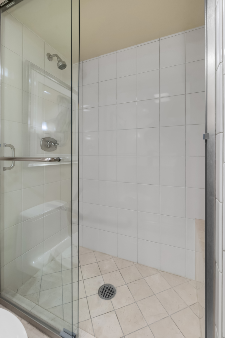 2333 N Geneva Terrace Unit: 4A