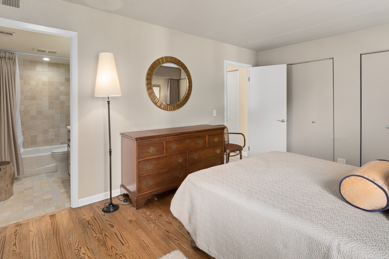 2333 N Geneva Terrace Unit: 4A
