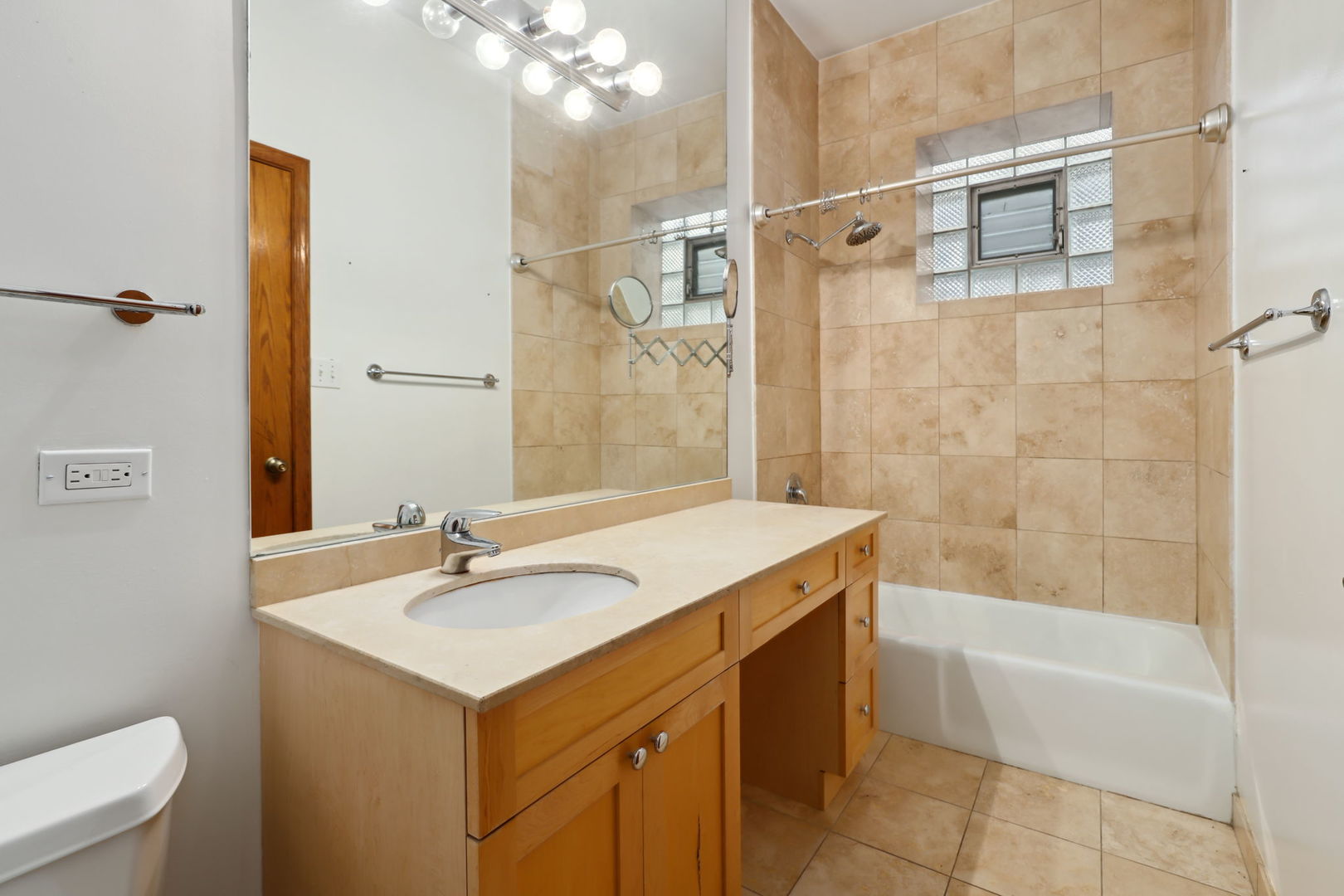 956 W Cuyler Avenue Unit: 1W