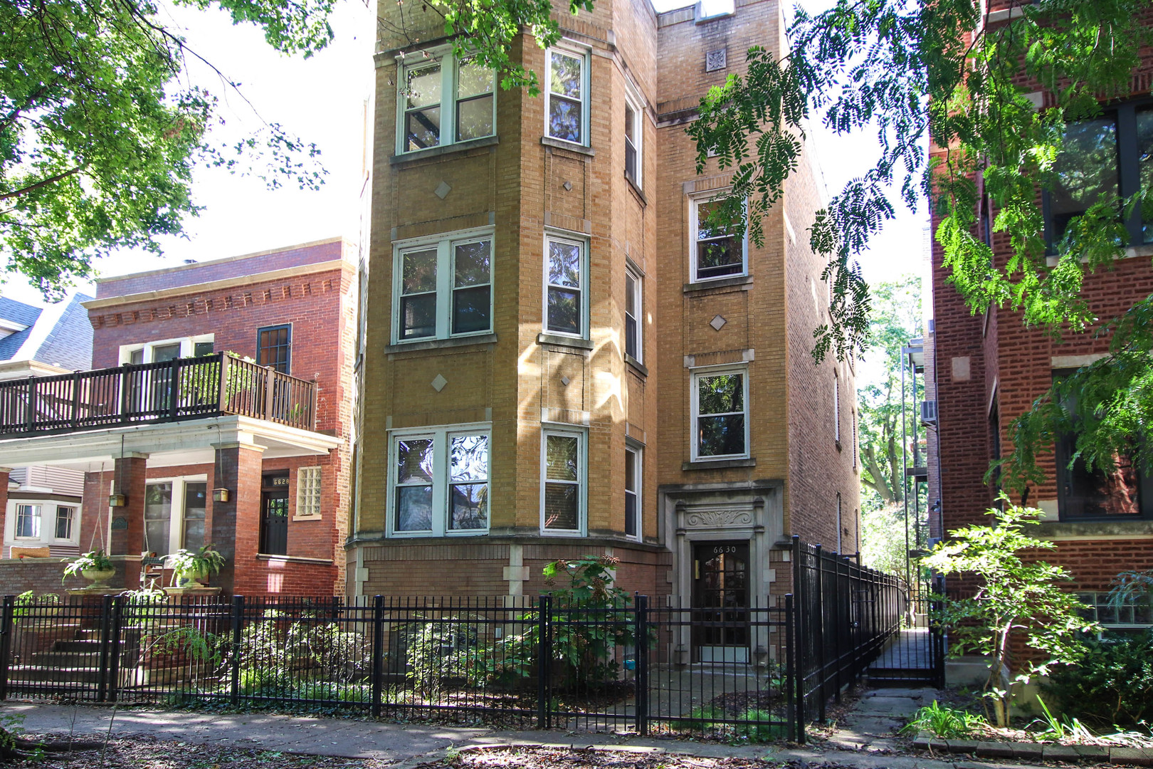 6630 N Newgard Avenue Unit: 3