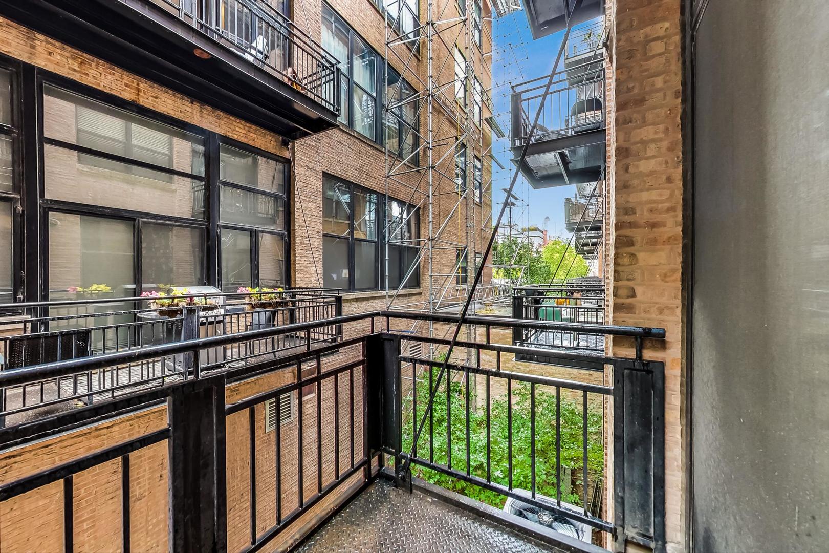 520 W Huron Street Unit: 203