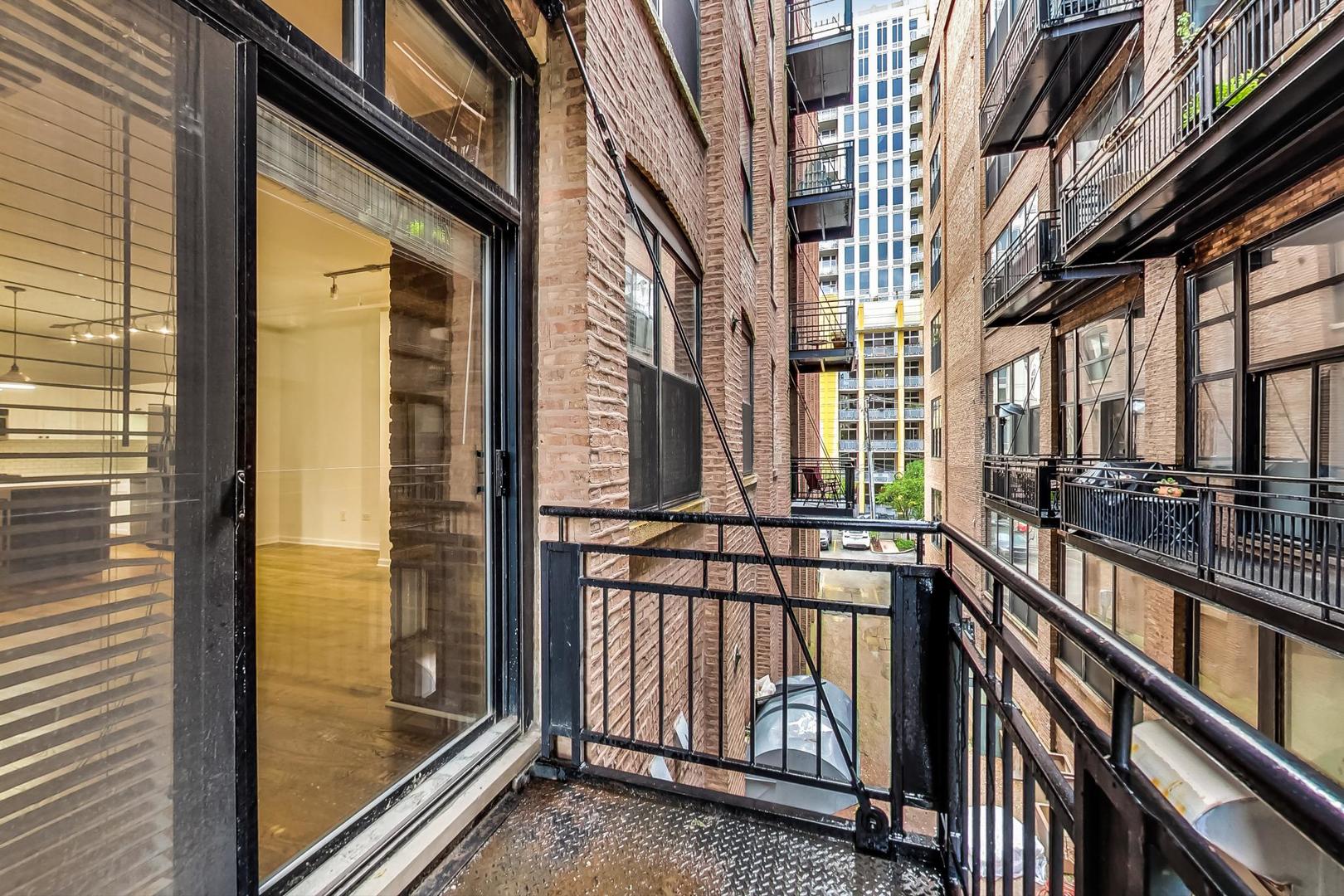 520 W Huron Street Unit: 203