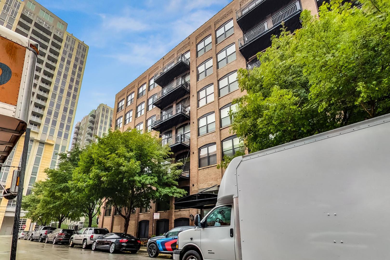 520 W Huron Street Unit: 203