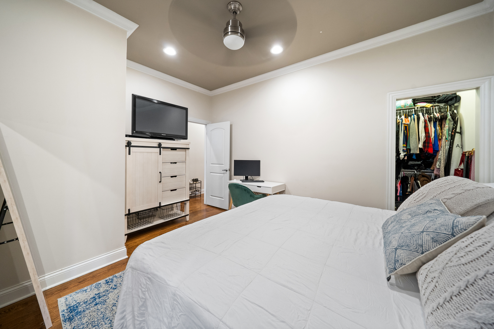 1031 W Newport Avenue Unit: 2