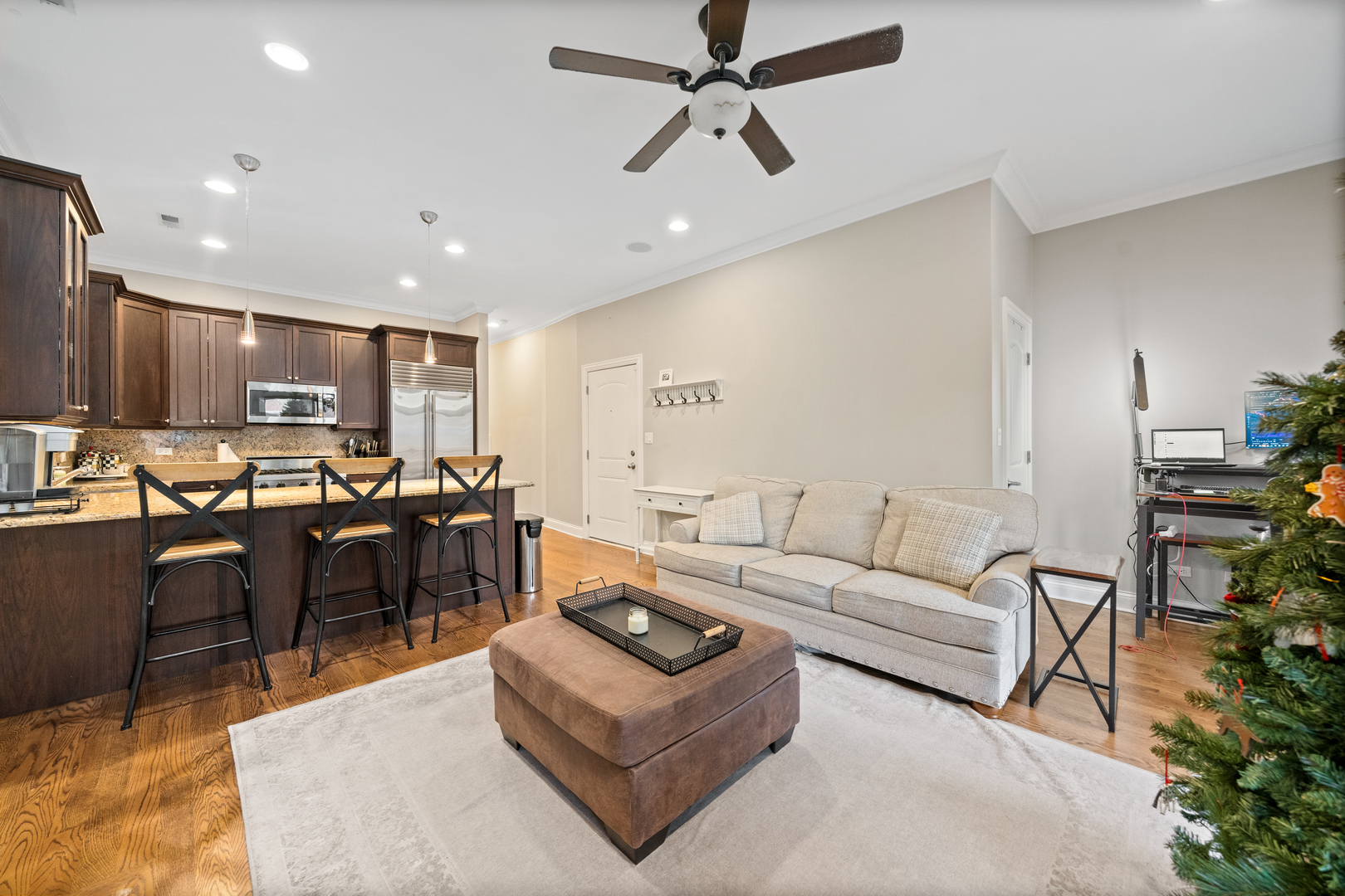 1031 W Newport Avenue Unit: 2