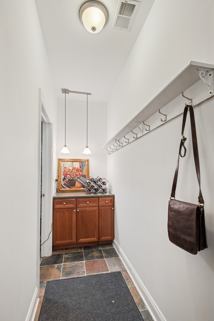 4728 N Malden Avenue Unit: 1S