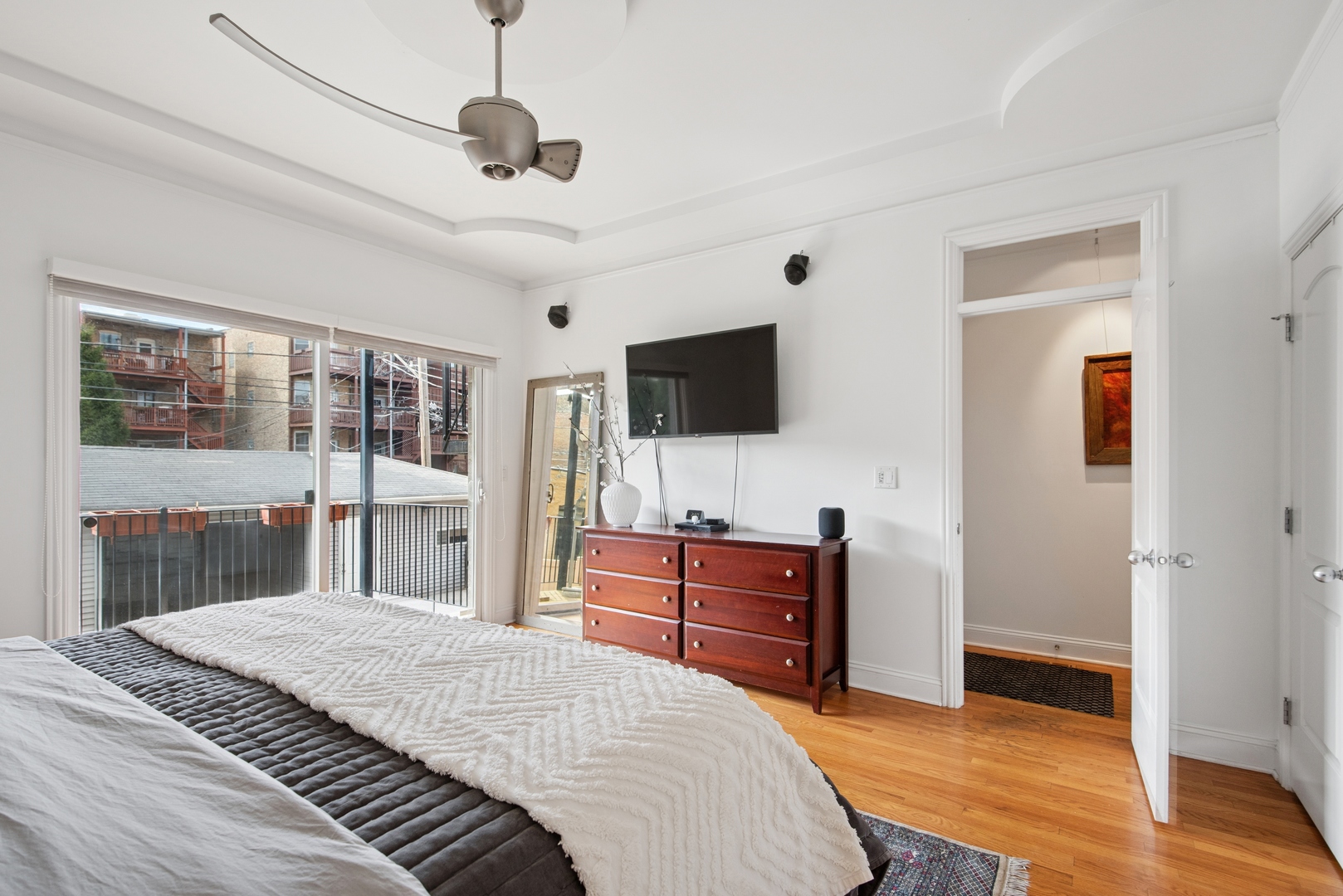 4728 N Malden Avenue Unit: 1S