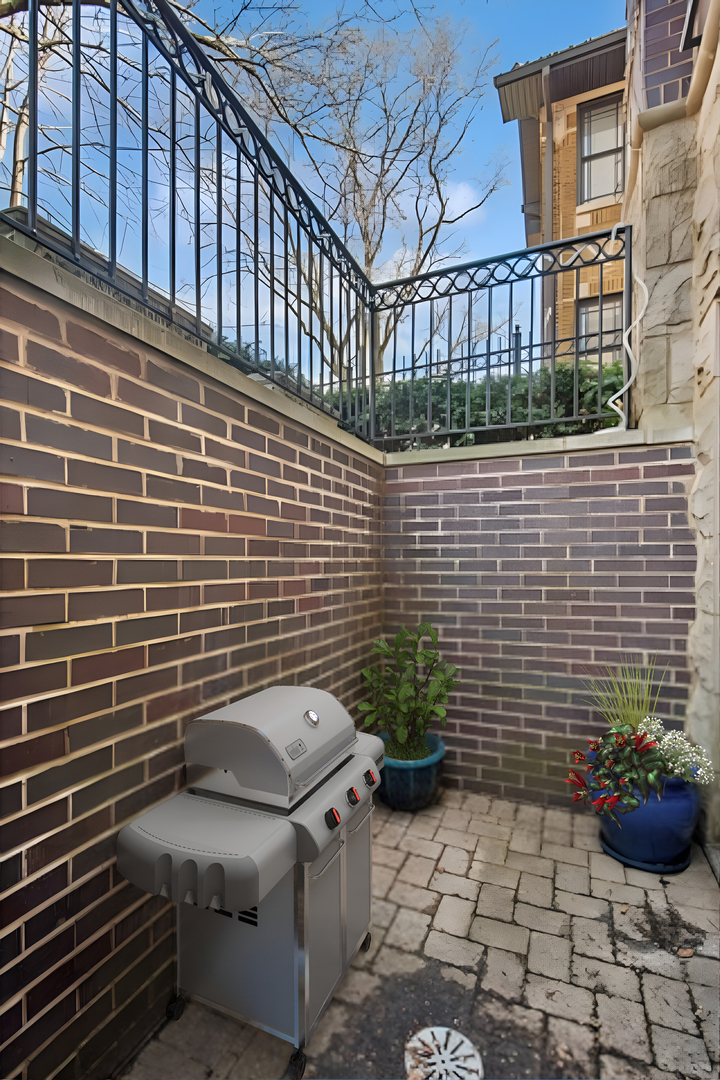 4728 N Malden Avenue Unit: 1S