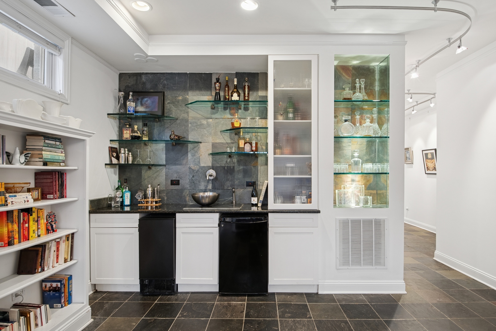 4728 N Malden Avenue Unit: 1S