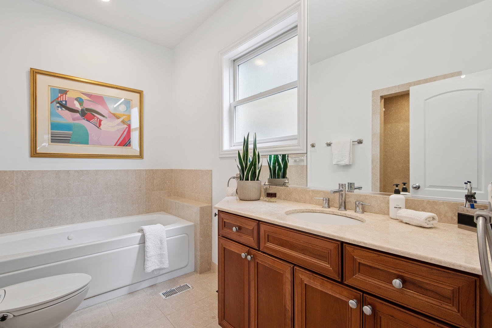 4728 N Malden Avenue Unit: 1S