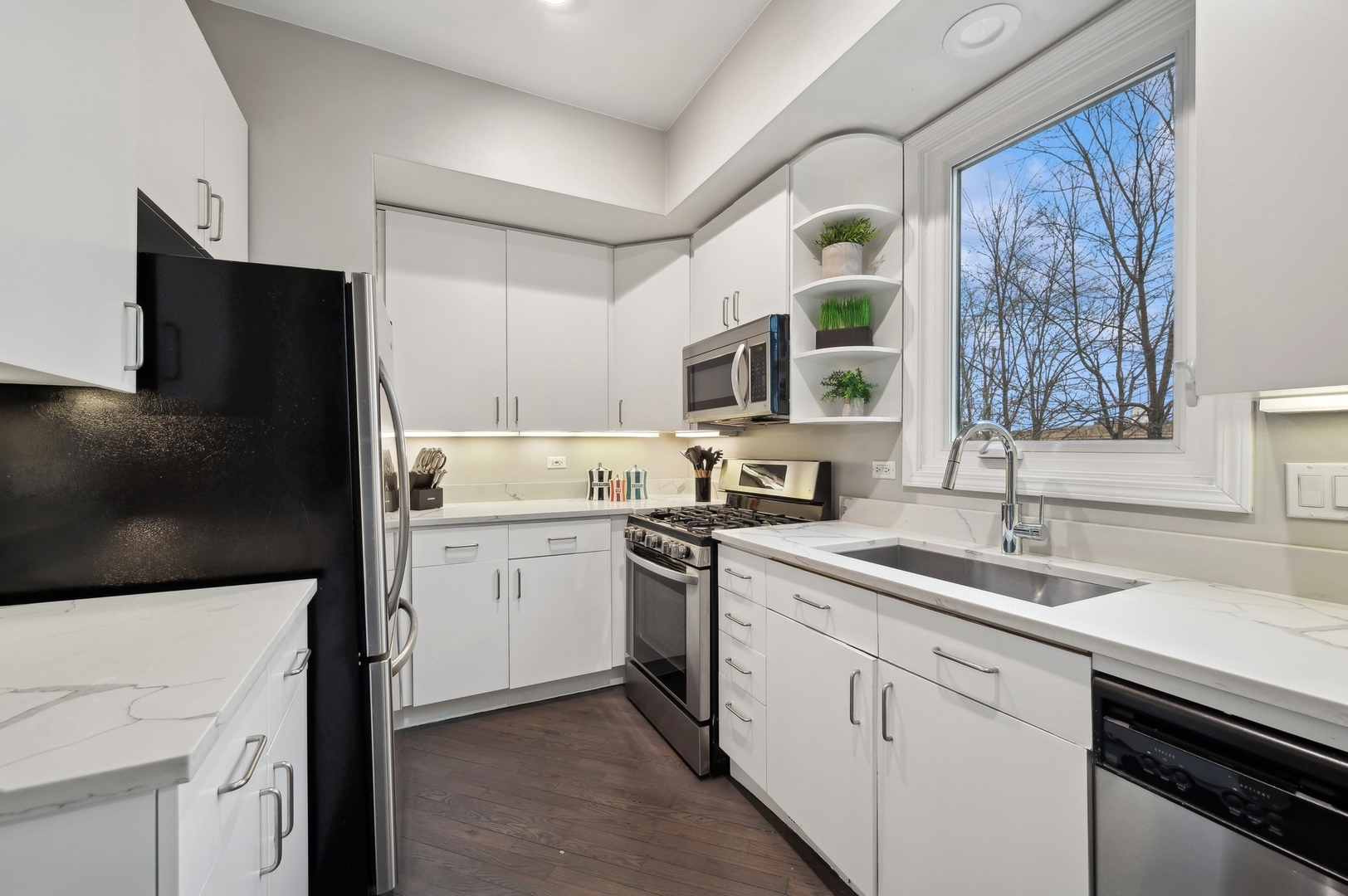 2140 N Winchester Avenue Unit: 2