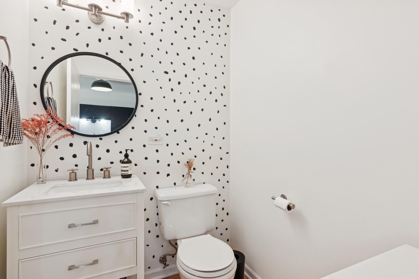 21 W CHESTNUT Street Unit: 1306