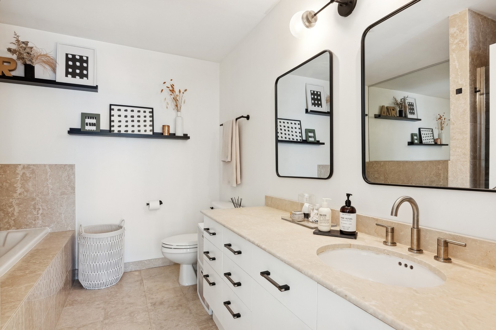 21 W CHESTNUT Street Unit: 1306