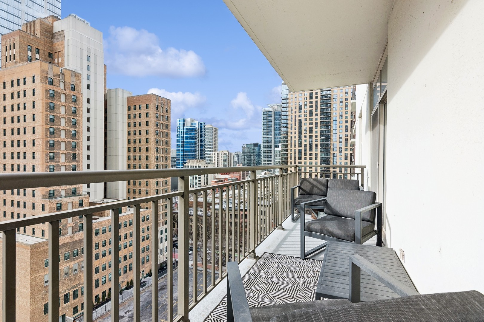 21 W CHESTNUT Street Unit: 1306