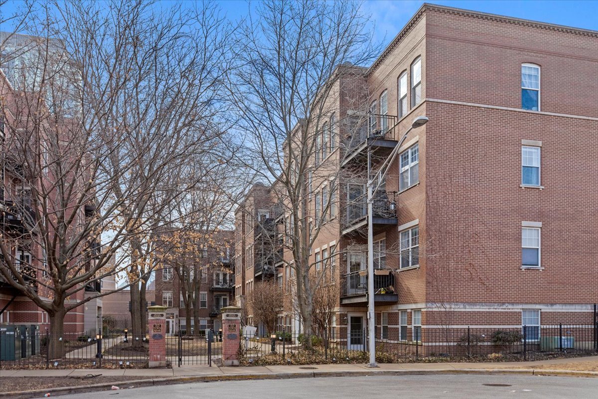 301 W Scott Street Unit: 104
