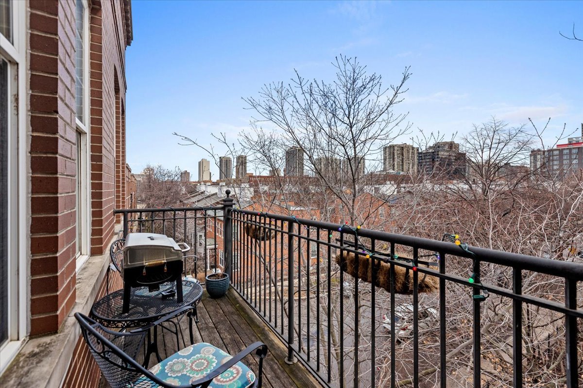 301 W Scott Street Unit: 104