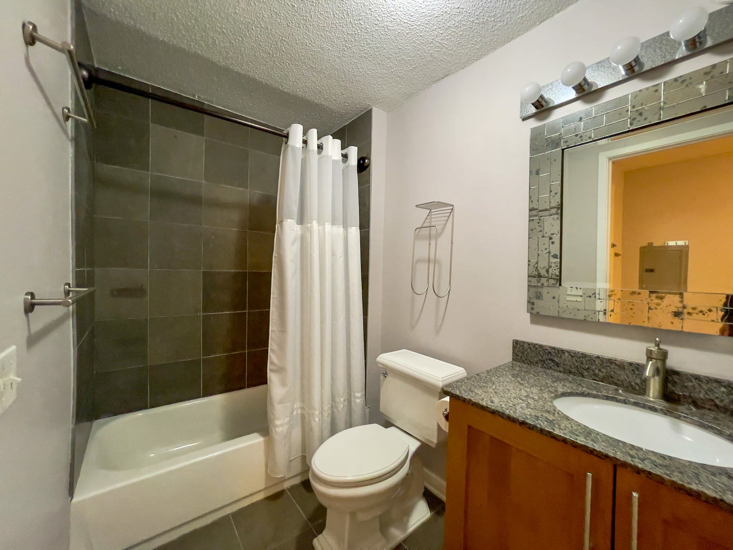 545 N Dearborn Street Unit: 2501