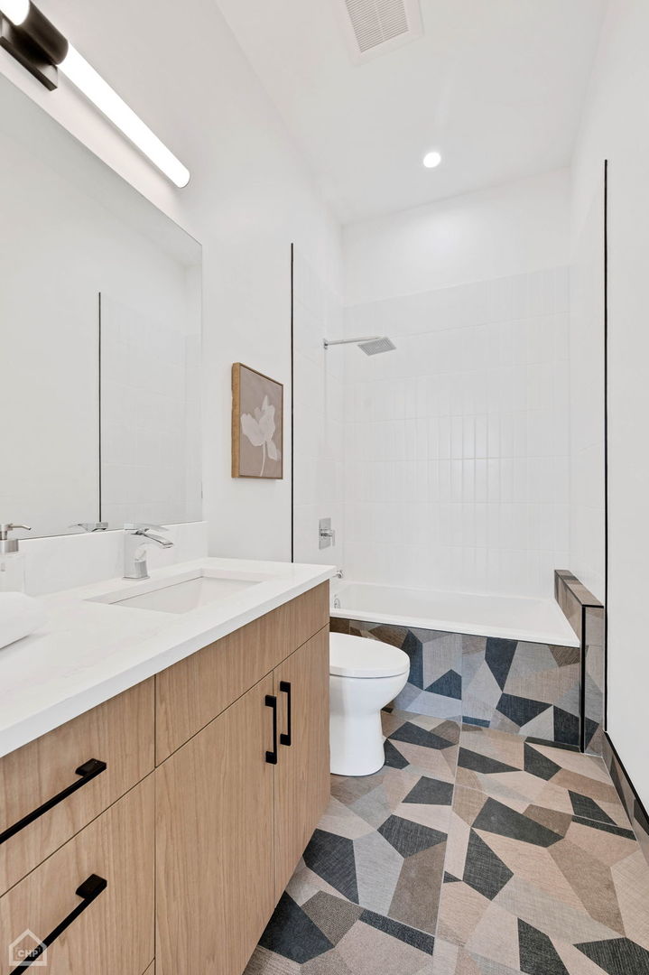 2127 W Madison Street Unit: 408