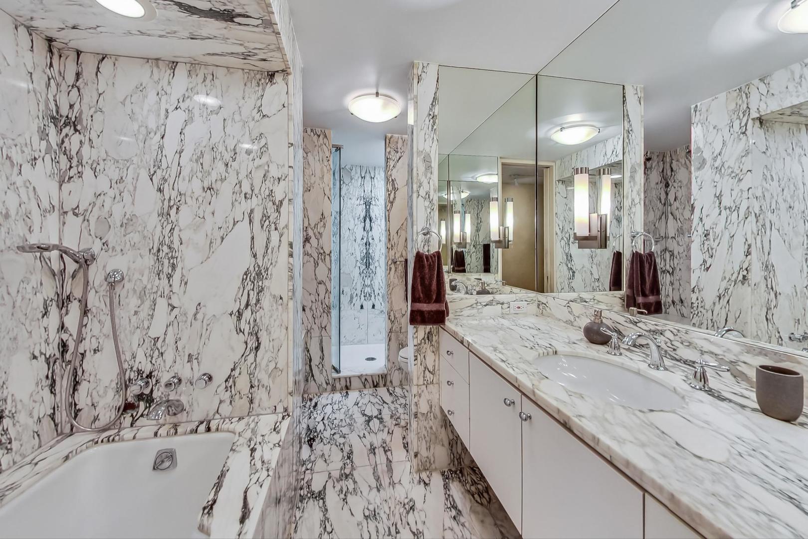 1555 N Astor Street Unit: 36E