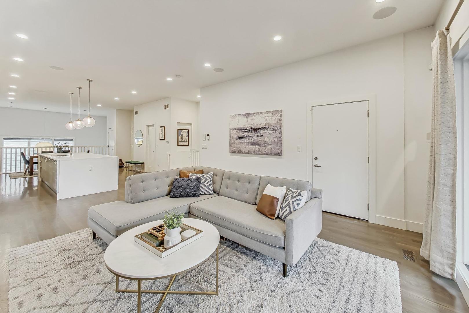 900 N Hoyne Avenue Unit: 1S