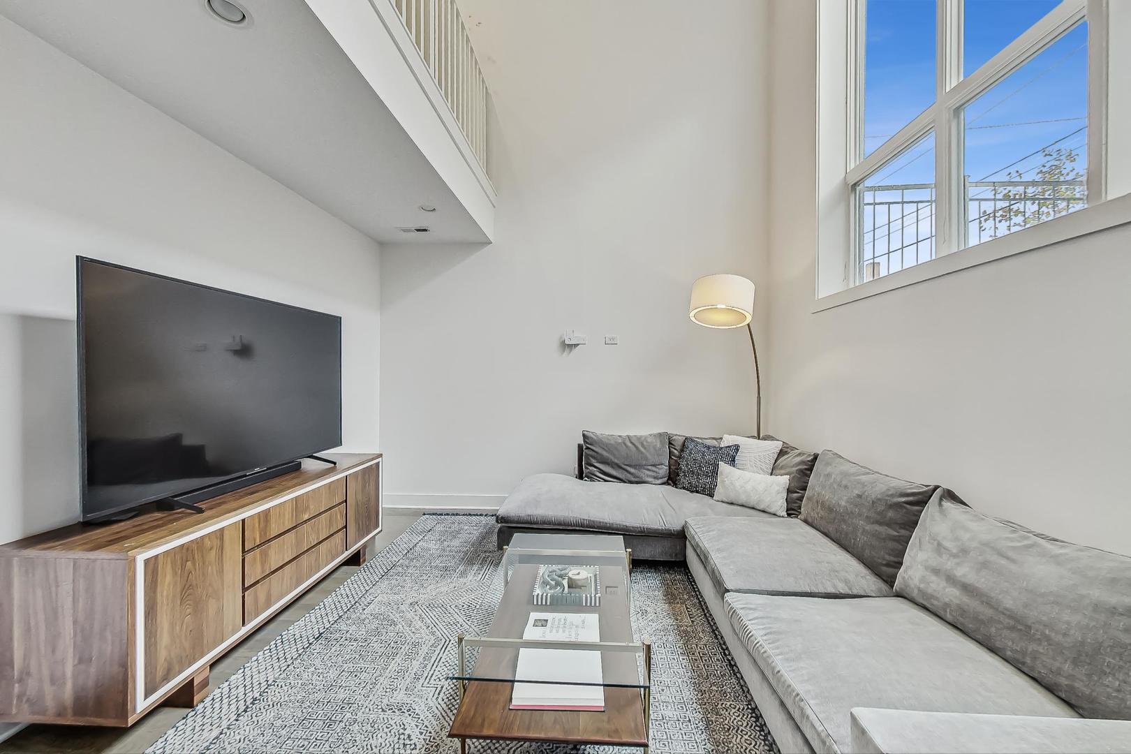 900 N Hoyne Avenue Unit: 1S