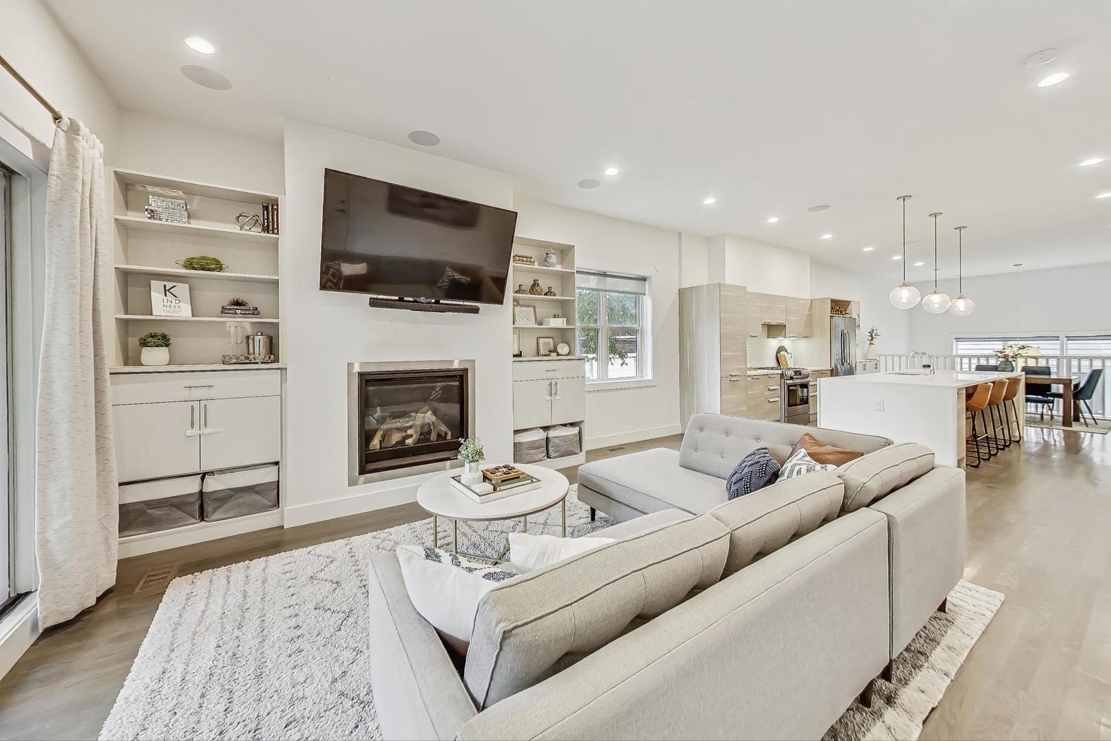 900 N Hoyne Avenue Unit: 1S