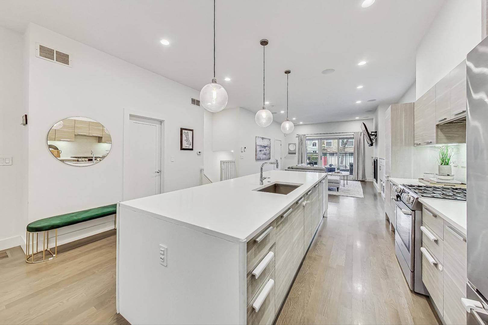 900 N Hoyne Avenue Unit: 1S