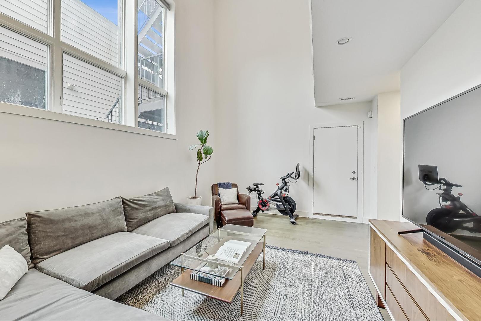 900 N Hoyne Avenue Unit: 1S