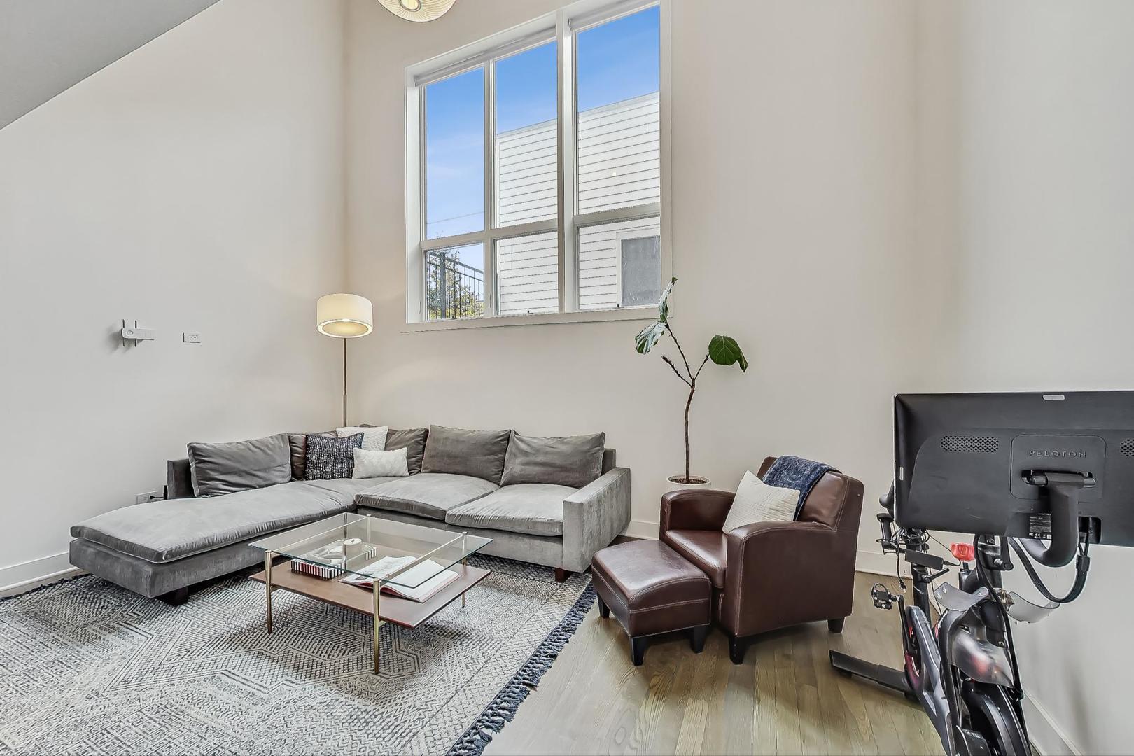 900 N Hoyne Avenue Unit: 1S