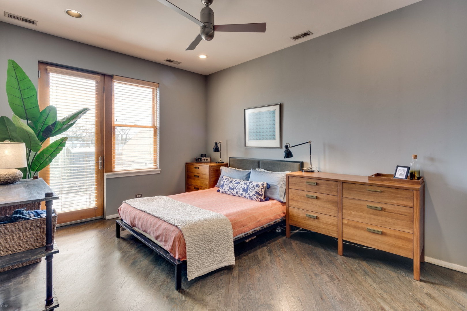 2031 W EVERGREEN Avenue Unit: 4W