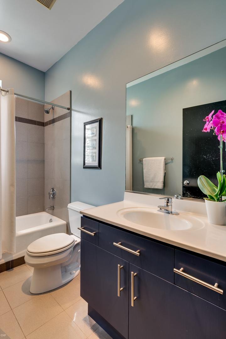 2031 W EVERGREEN Avenue Unit: 4W