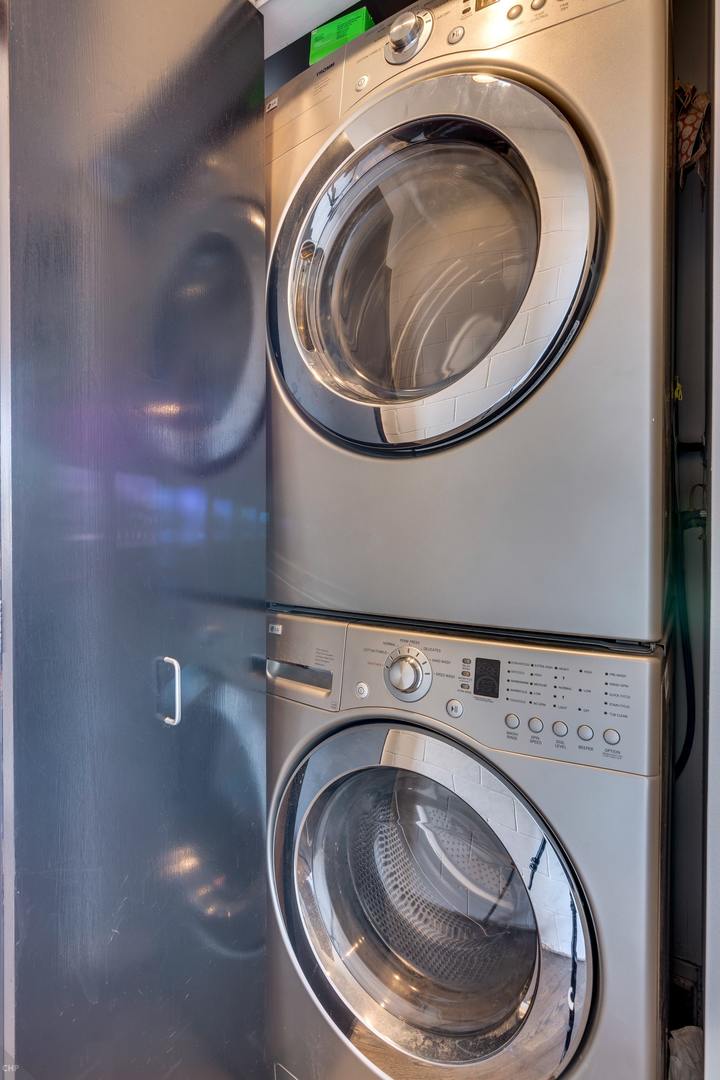 2031 W EVERGREEN Avenue Unit: 4W