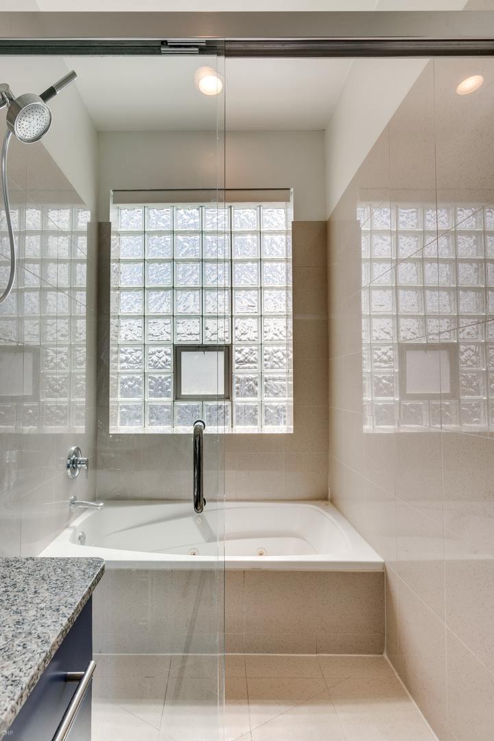 2031 W EVERGREEN Avenue Unit: 4W