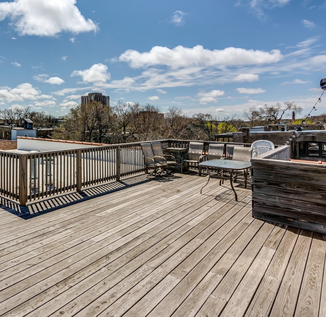 2031 W EVERGREEN Avenue Unit: 4W