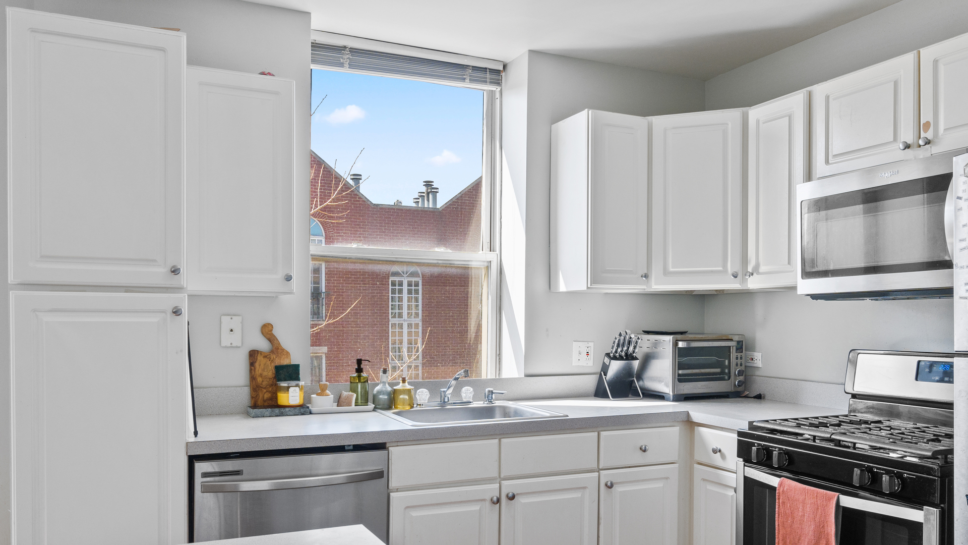 3951 N Greenview Avenue Unit: 3D