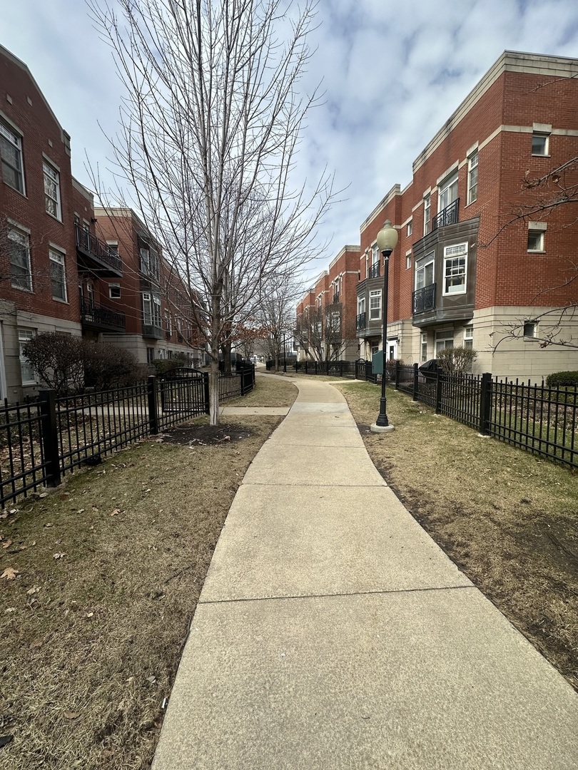 802 W University Lane Unit: 3B