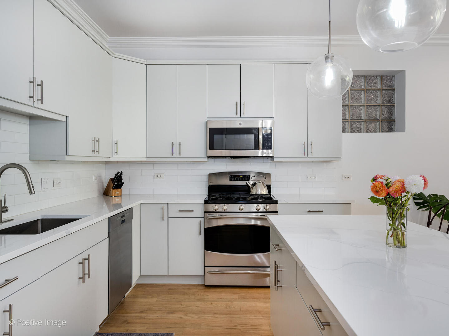 3923 N ASHLAND Avenue Unit: 201