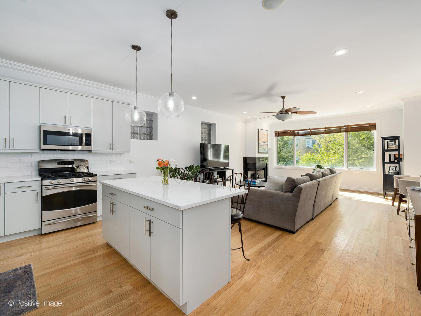 3923 N ASHLAND Avenue Unit: 201