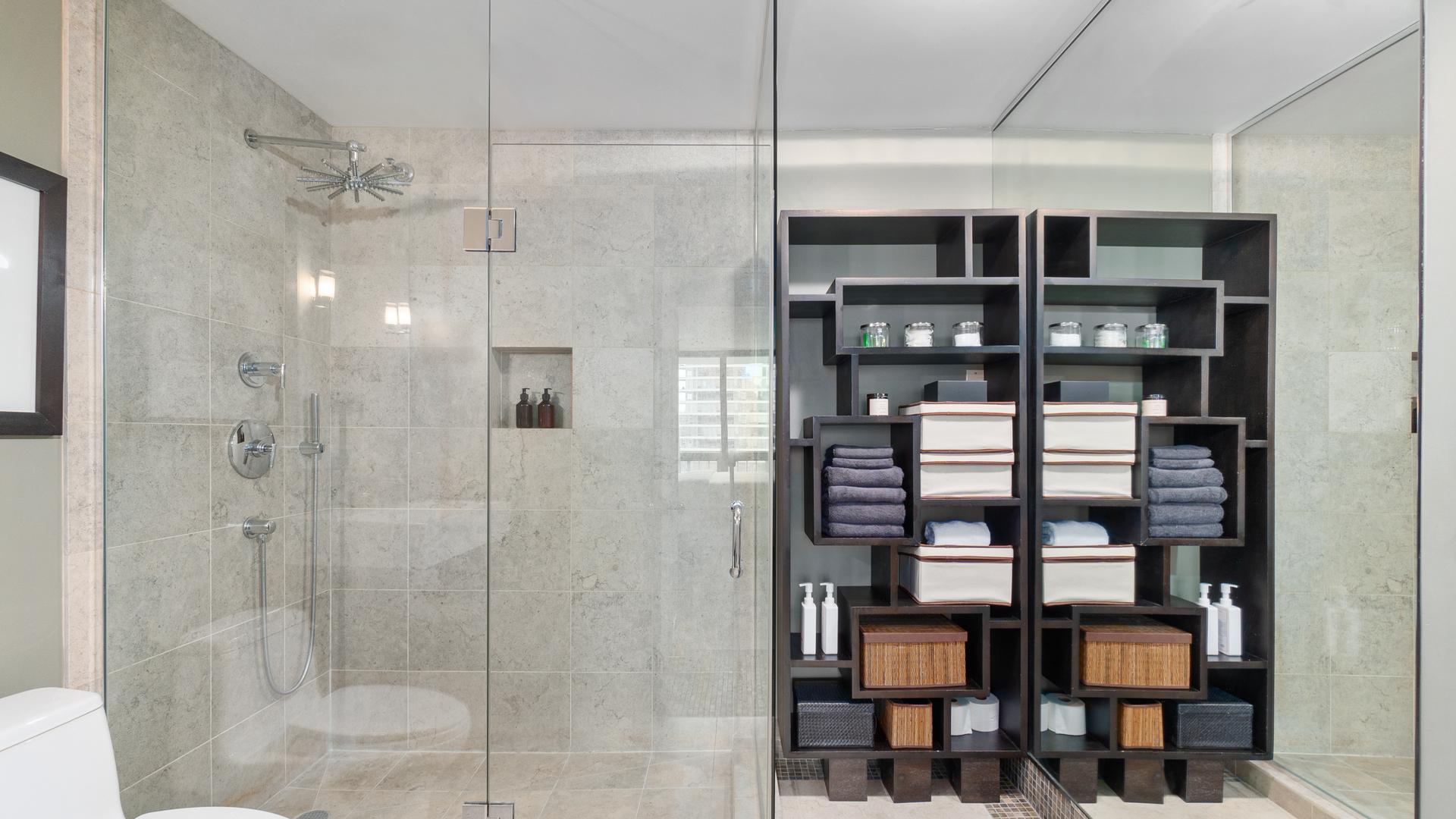 33 W delaware Place Unit: 18H