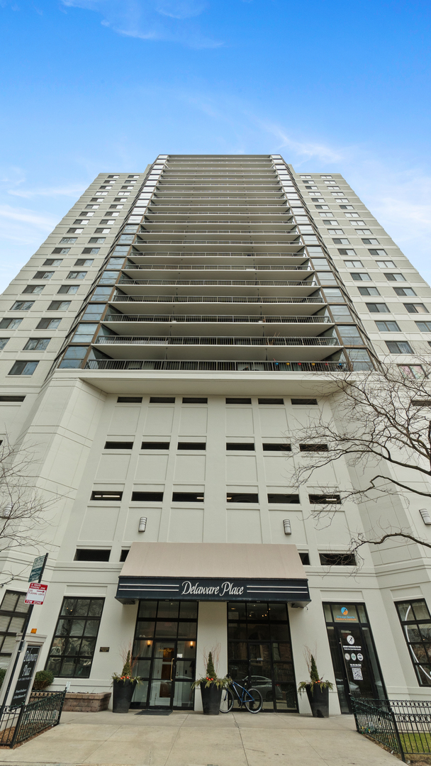 33 W delaware Place Unit: 18H