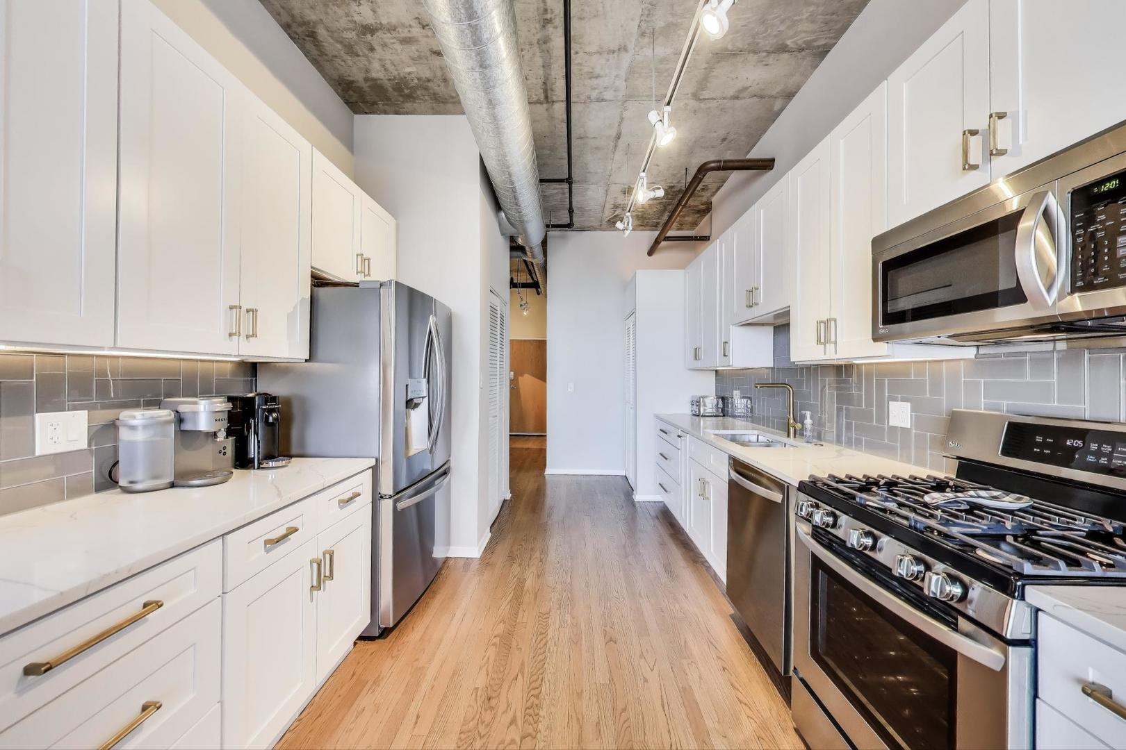 1000 W ADAMS Street Unit: 824