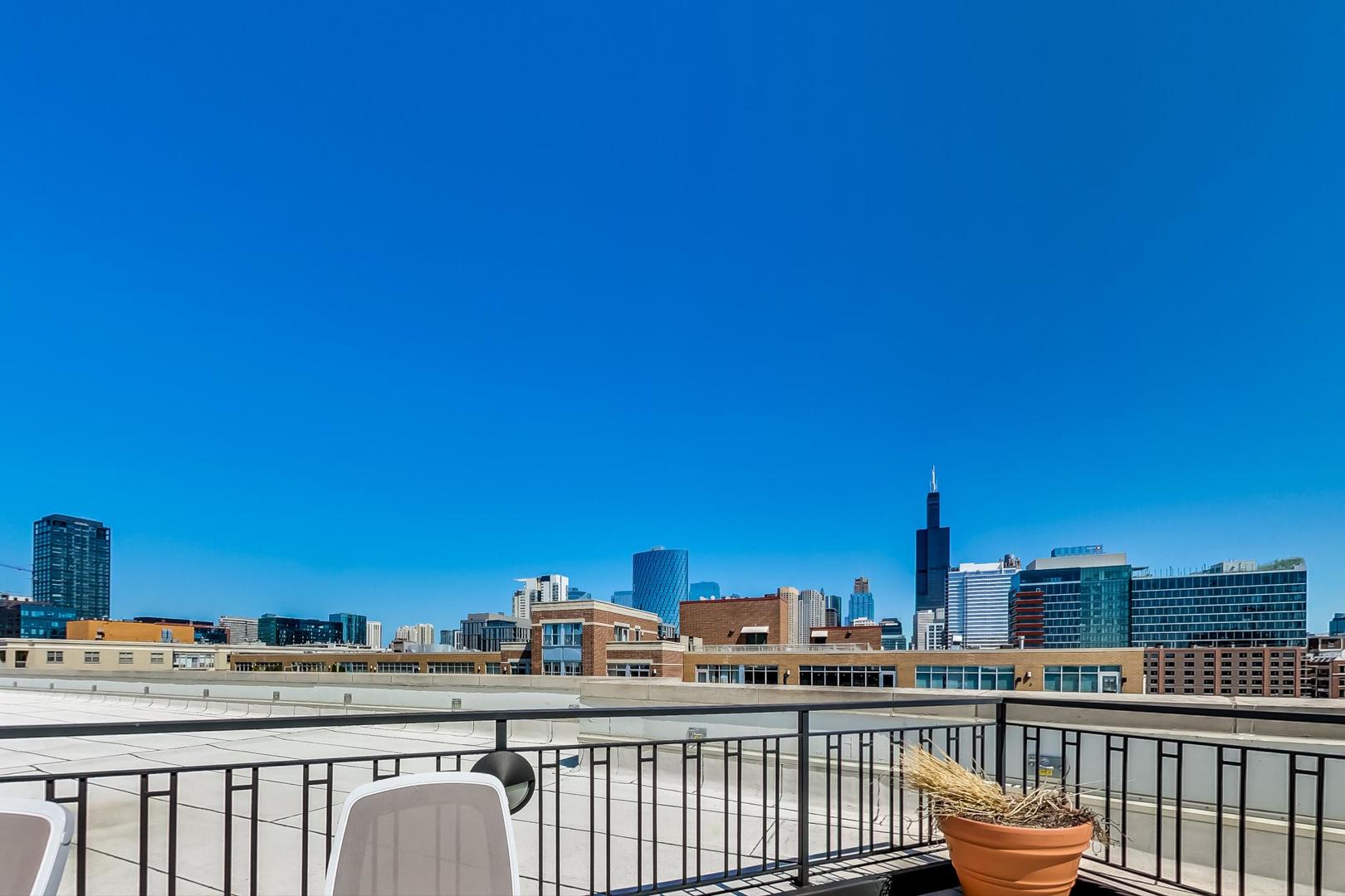 1000 W ADAMS Street Unit: 824
