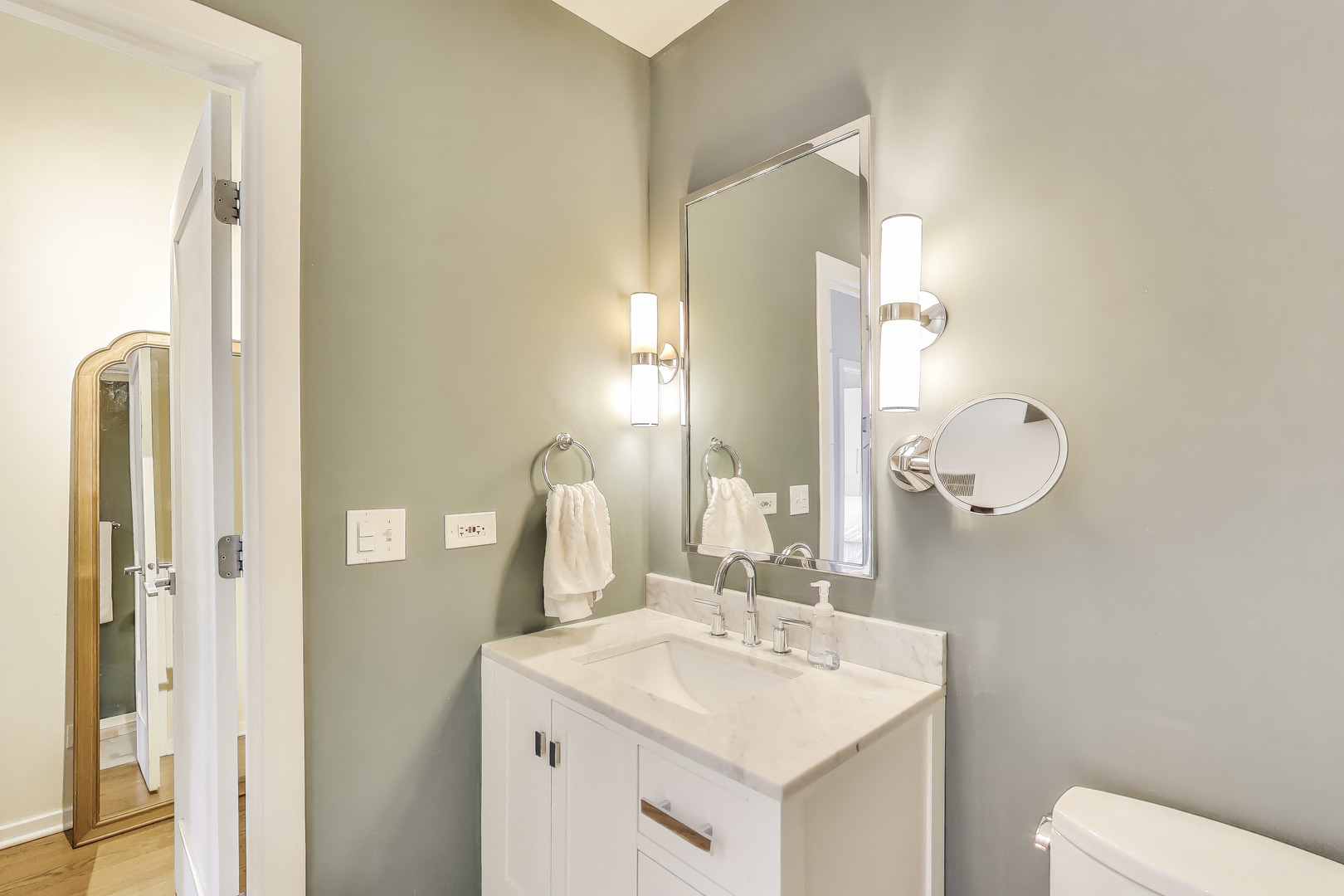 1000 W ADAMS Street Unit: 824