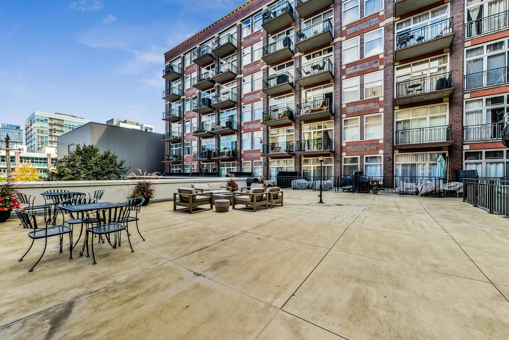 1000 W ADAMS Street Unit: 824